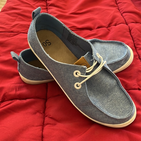 So brand slip on sneakers. Worn but in great condition. From a smoke free home. - Picture 2 of 5